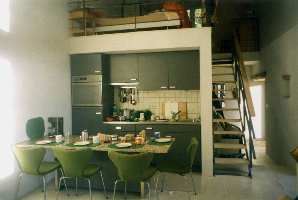 «Hangar»: Küche mit Aufgang zur Schlafstelle - Dépendance: cuisine avec escalier vers la mezzanine