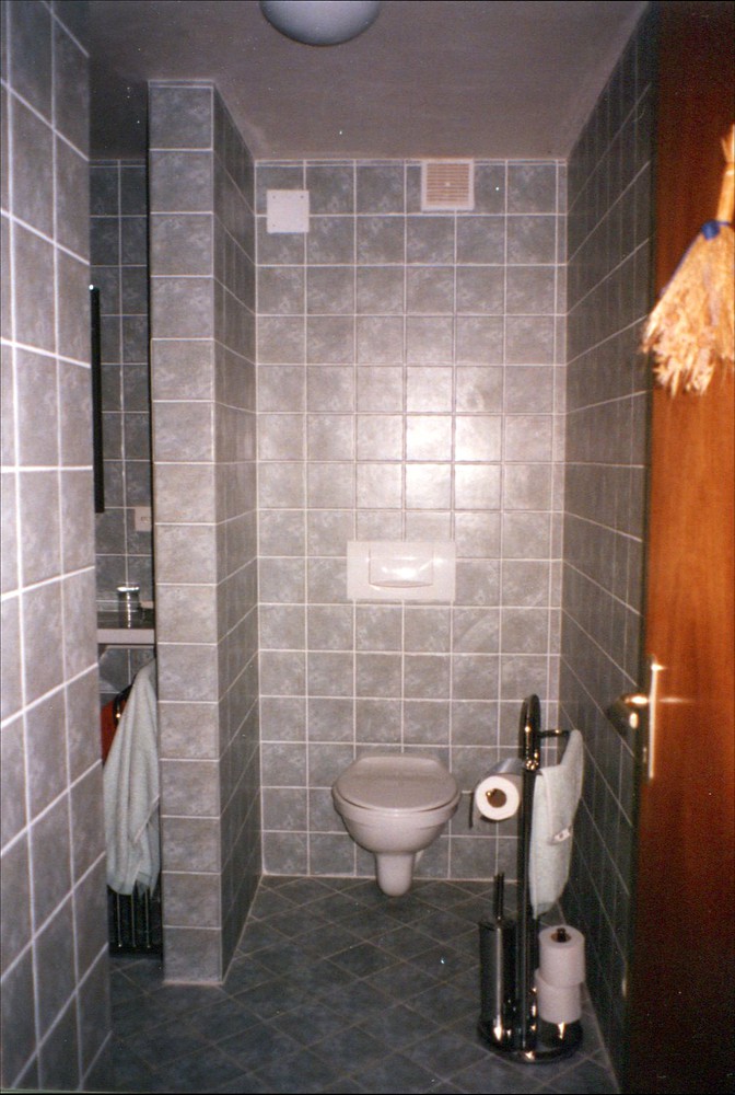 «Hangar»: Bad und WC - Dépendence: salle de bain et WC