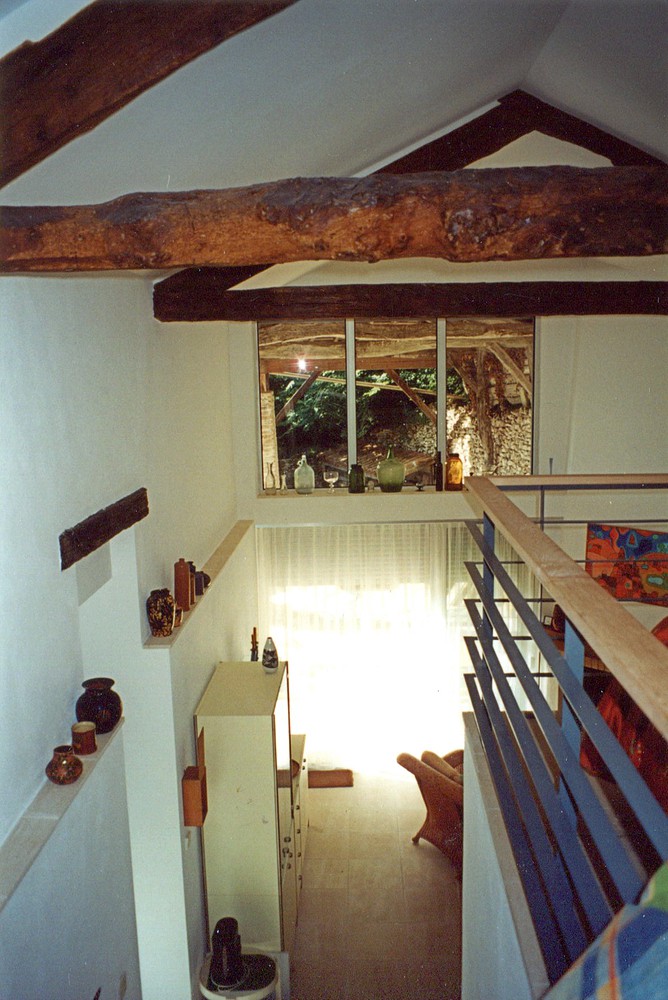 «Hangar»: Blick von der Schlafstelle in den Wohnraum - Dépendance: vue sur la salle de séjours depuis la mezzanine